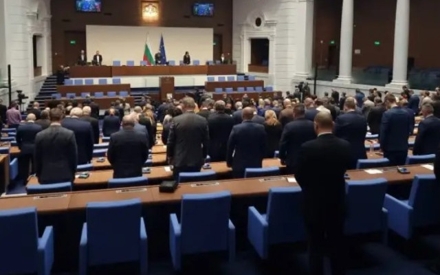 НА ЖИВО: Минута мълчание в Народното събрание в памет на Патриарх Неофит