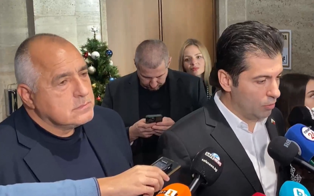 Петков с покани в ръце: Каним официално ГЕРБ и Мария Габриел на преговори в петък