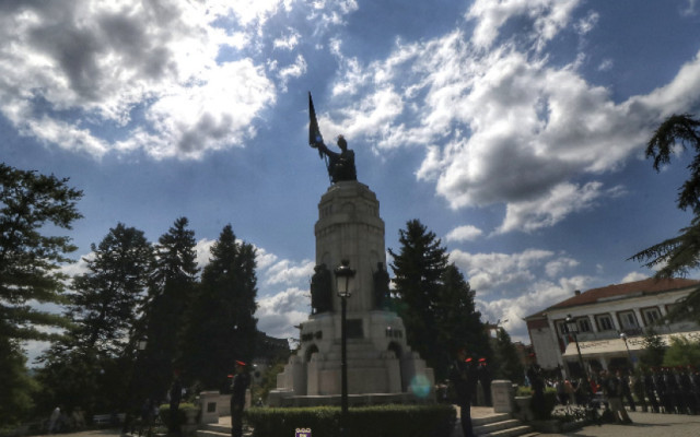 България празнува! Вижте как посрещат националния ни празник в страната