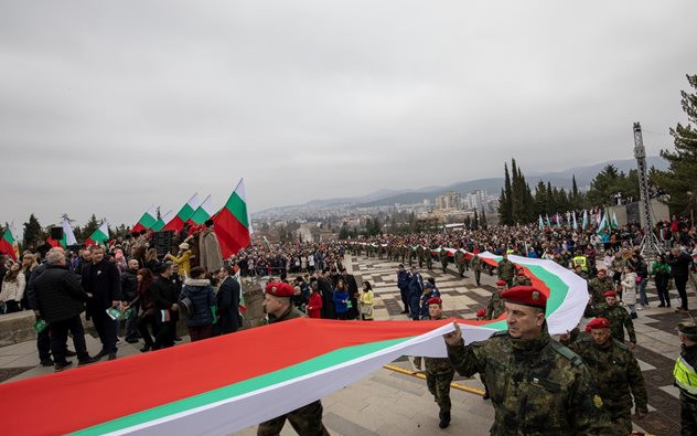 За 10-а поредна година по улиците на Стара Загора шества 300-метров национален флаг