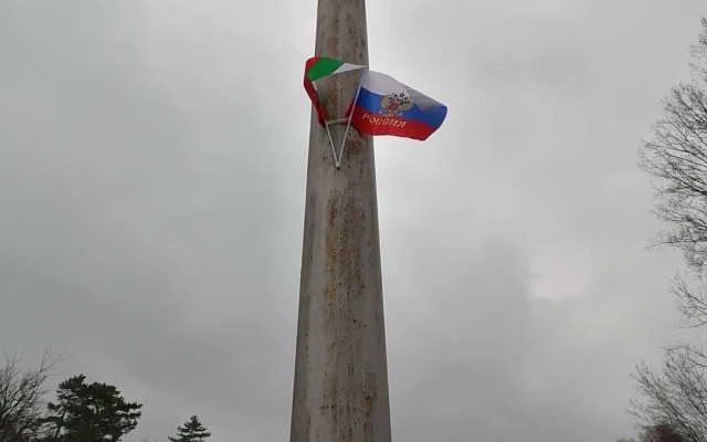 Руски знамена цъфнаха по "Цариградско шосе" в София, търсят кой ги е поставил