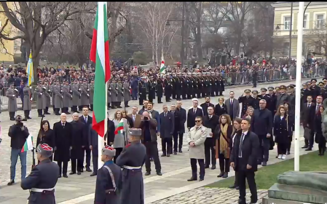 ВИДЕО Военен ритуал по издигане на националното знаме в София