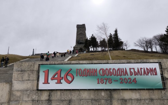 В навечерието на 3 март: Стотици се изкачиха на "Шипка"