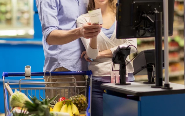 До месец ще използваме електронните ваучери за храна наравно с хартиените, които са валидни до юни