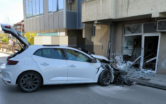 Кола се разби във витрината на фризьорски салон в София (ВИДЕО)