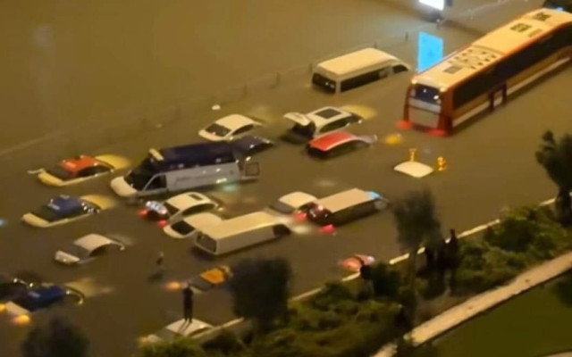 Воден ад в Дубай! Порои наводниха летището, магистрали, молове и домове (ВИДЕО)