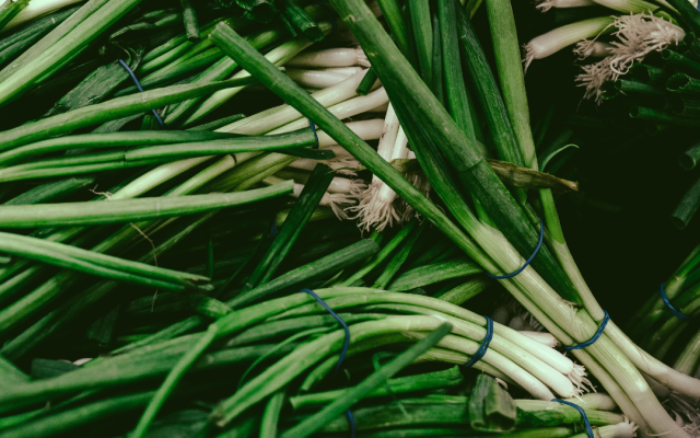 Хапвайте всеки ден: Полезните свойства на зеления лук за здравето