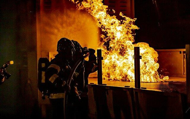 Мъж е с опасност за живота след пожар във Варна