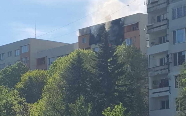 Пожар в блок в столичния ж.к. „Люлин", 4 пожарни екипа и линейка са на място