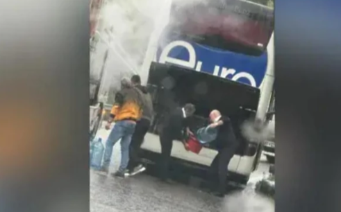 Пътнически автобус горя във Варна