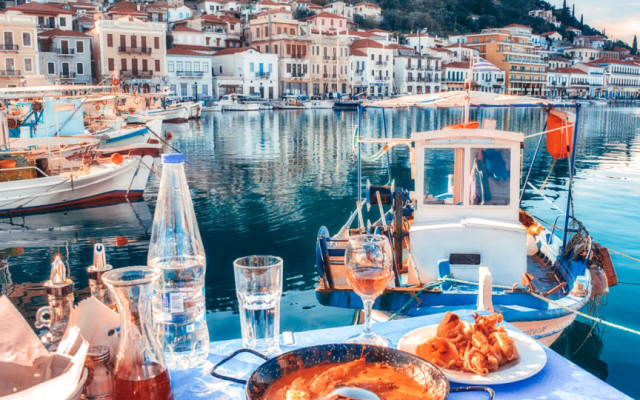 С нови цени посрещат в Гърция, 9 евро чаша аперол и 5 евро кафе на плажа
