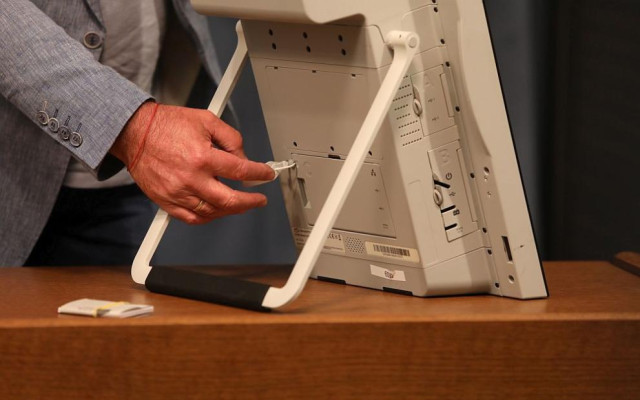 Теглят номерата на машините, които ще бъдат удостоверени за съответствие за изборите