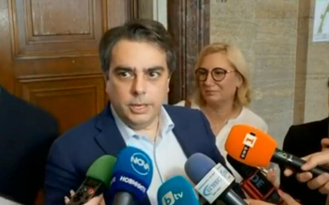 Асен Василев: Не познавам Марин и Стефан Димитрови, никога не са идвали в министерството