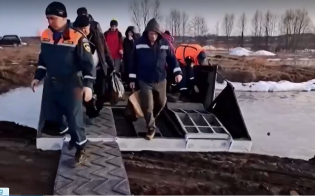 Над 700 евакуирани в Русия заради наводнения, причинени от скъсан бент