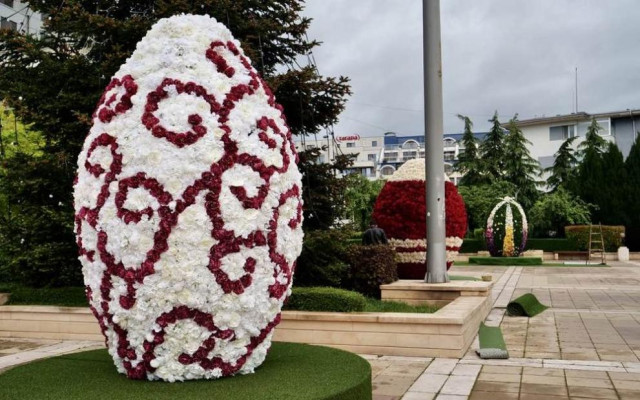 Великденска атракция в Ямбол: Яйце от хиляди цветя краси града