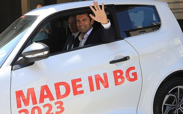 Култови билбордове на "Просто Киро" и несъстоялия се завод за електромобили взривиха нета (СНИМКИ)