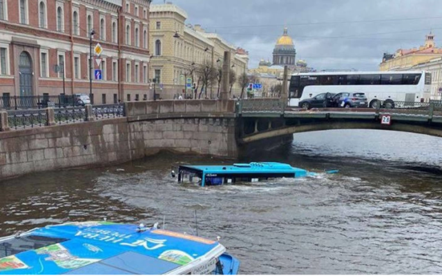 Пътнически автобус падна в река в Санкт Петербург, поне един е згинал ВИДЕО