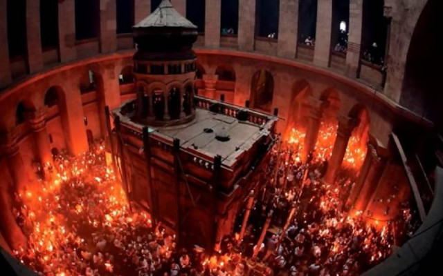 Апокалипсисът се отлага? Благодатният огън слезе и тази година в църквата „Възкресение Христово“ в Йерусалим!