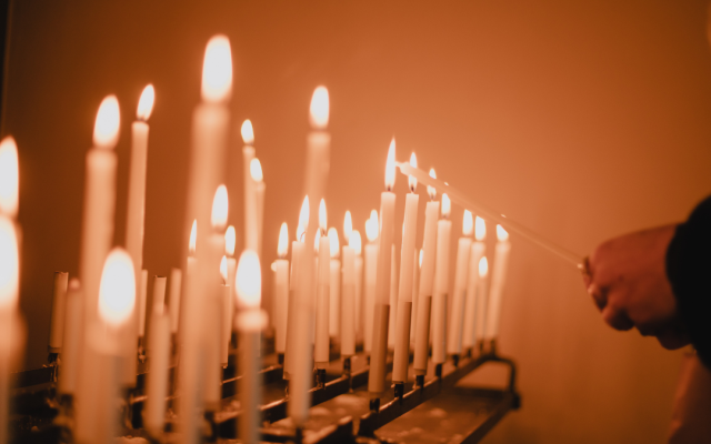 Внимавайте при паленето на свещи в храмове и у дома, съветват от пожарната