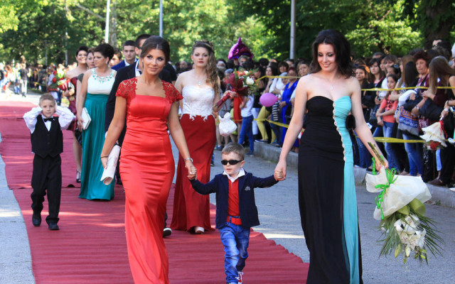 Обувки за 2 бона: Как се готвят за абитуриентските балове в Северозапада?