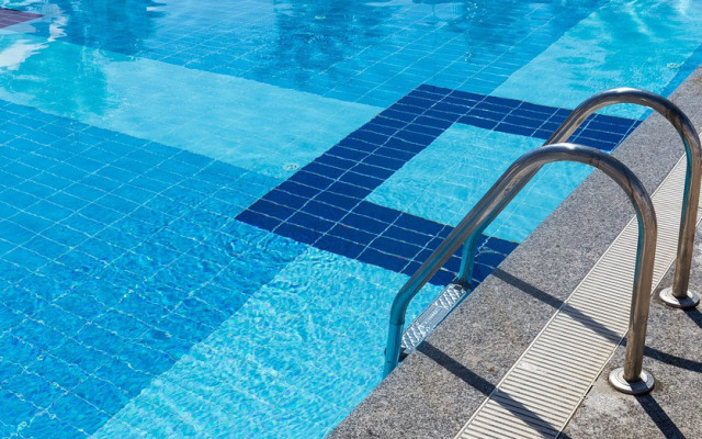 Спасители алармират! Голяма опасност дебне децата по басейните