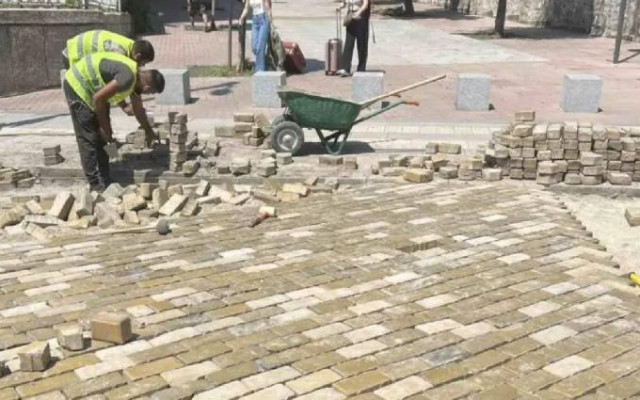 Аман! Пак ремонтират Жълтите павета в София