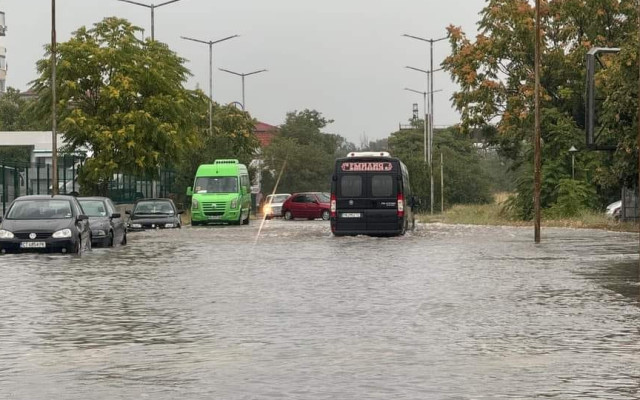 Казанлък стана пристанище, колите плуват