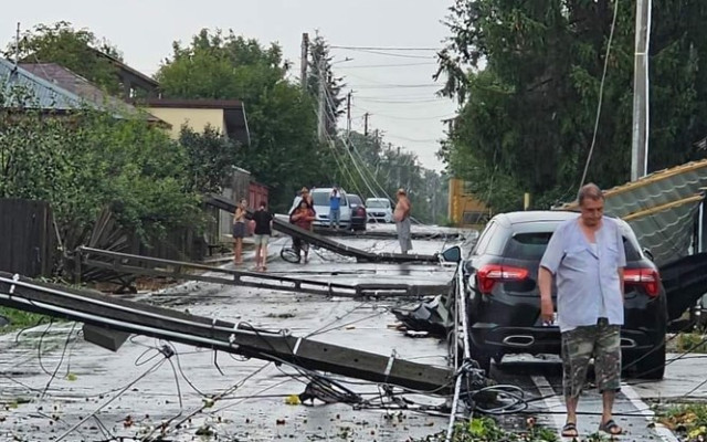 Силна буря удари Гюргево: Улиците на града се превърнаха в сцени на разрушение