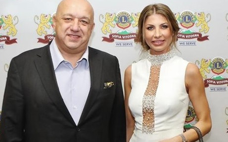 Любимата на Красен Кралев се фръцка с рокля за 2 бона (СНИМКА)