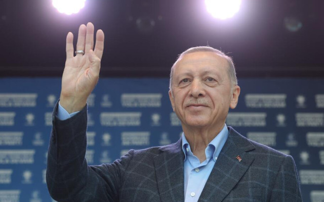 ВИДЕО Ердоган удари шамар на малко дете – не целунало ръката му