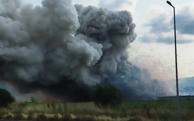 За огнен ад посред бял ден в столицата - горят складове