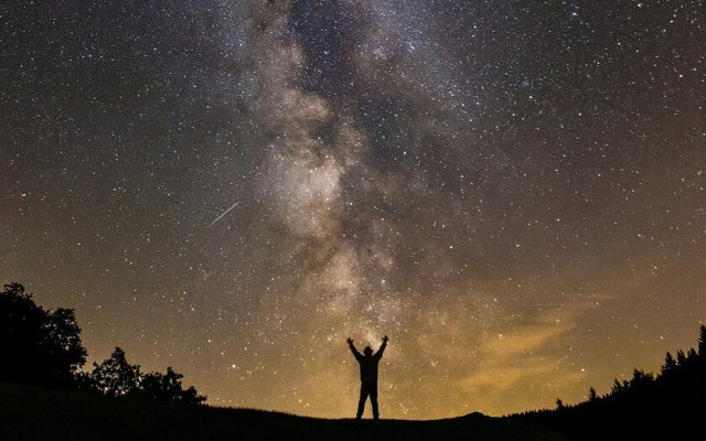 Пикът на Персеидите: До 100 падащи звезди на час, придружени от ярка двойка приближаващи се планети
