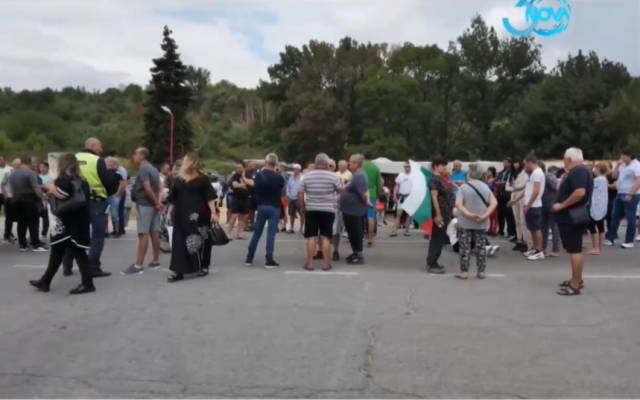 Отново затвориха с протест пътя за Рилския манастир заради безводието