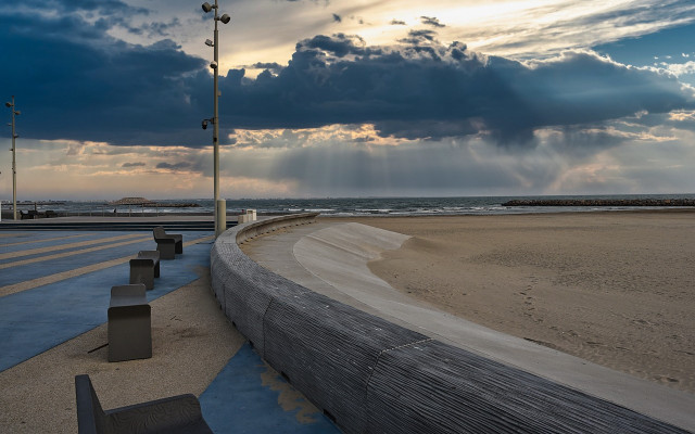 Най-топлият ден за октомври: Бургаският плаж е пълен с туристи