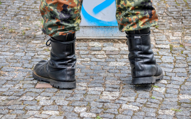 Руските военни заводи спешно търсят работници