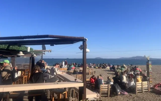 На плаж вместо пред урните предпочетоха бургазлии