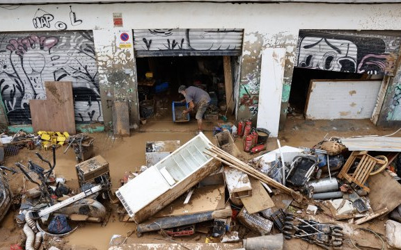 Червен код за наводнения в Каталуния: Спряха влакове и пренасочват полети