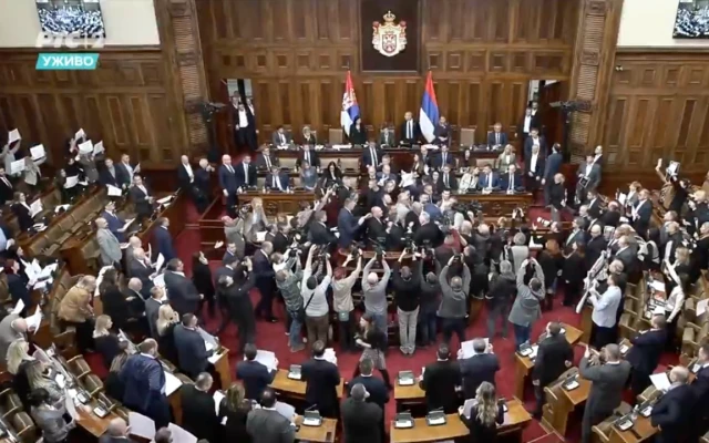 Управляващи и опозиция се сбиха в сръбския парламент