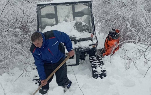 Спасиха бедстващо семейство до Трявна, блокирано от снеговете без ток и храна