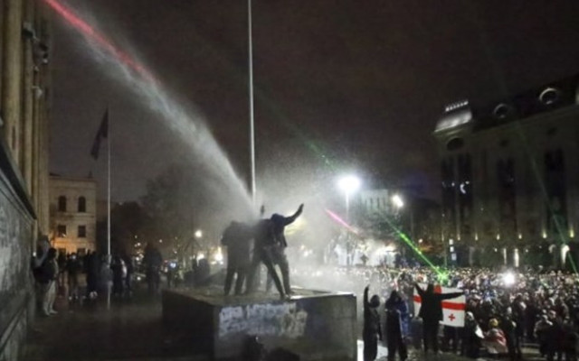 Екип на БНТ пострада при протестите в Грузия