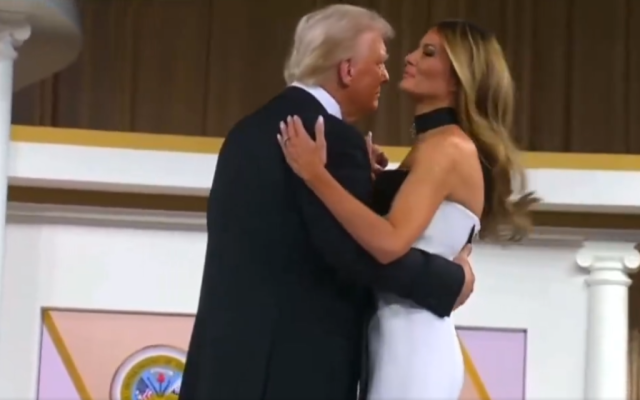 Вижте първия танц на Доналд и Мелания Тръмп след клетвата му: Не може да откъсне поглед от нея