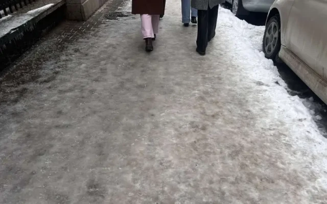 Снегът в София превърна тротоарите в пързалка СНИМКИ