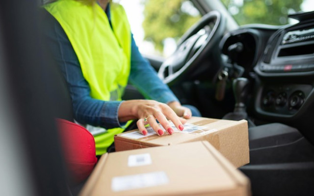 Куриерските фирми вдигат тарифите през март