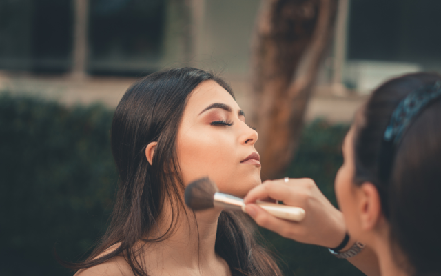 Модни тенденции в грима и прическите за баловете