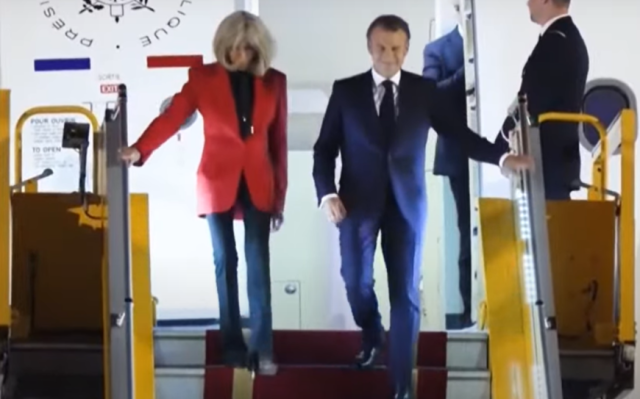 Бриджит шамароса Макрон пред камери? Елисейският дворец: Игрив жест е (ВИДЕО)