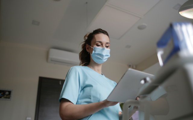 Ще станат ли професиите акушер и медицинска сестра по-привлекателни