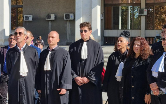 Адвокати излизат на протест пред Съдебната палата в Пловдив