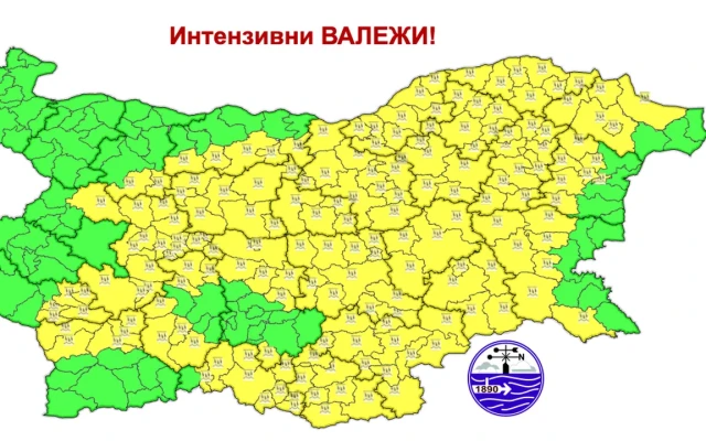 Жълт код за значителни валежи в почти цялата страна в събота