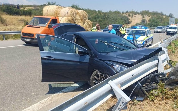 Самокатастрофирал автомобил затруднява движението на "Струма"