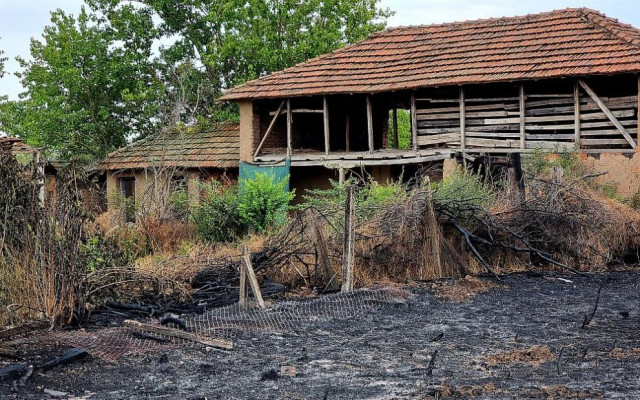 Властта отпуска 900 000 лева помощи за пострадалите семейства при пожарите в България